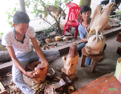 Chàng trai Khmer đam mê nghề điêu khắc gỗ